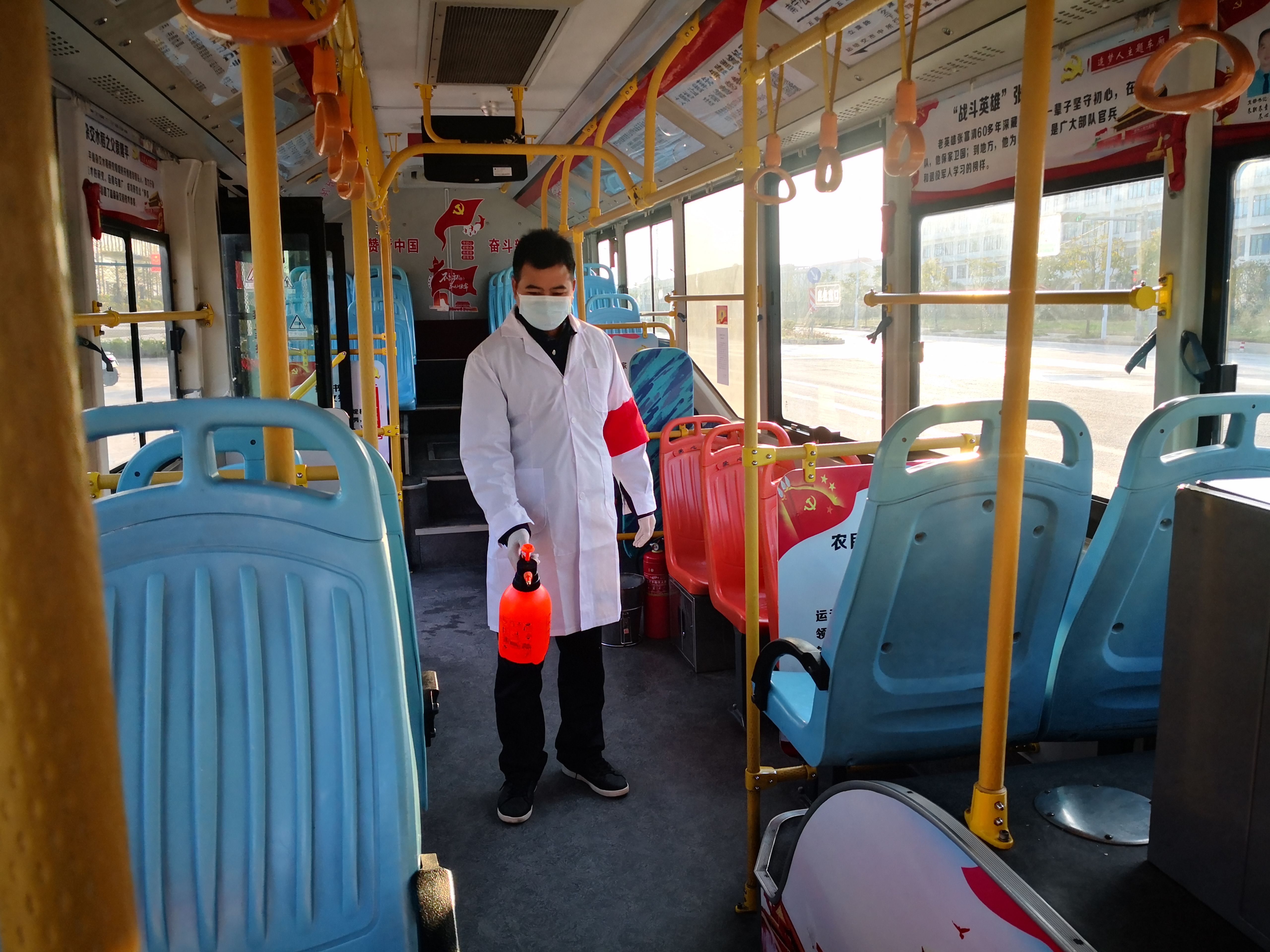 每班次通勤車消毒.jpg 每班次通勤車消毒.jpg