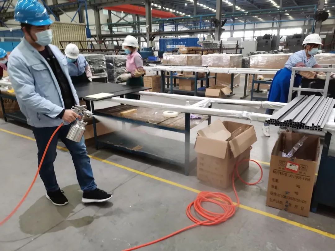 車間工作區(qū)域2.jpg 車間工作區(qū)域2.jpg